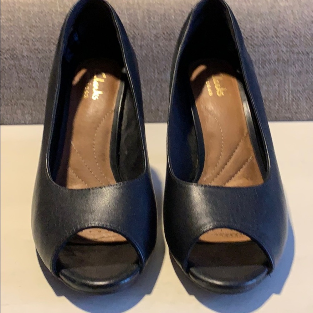Peep toe black heel